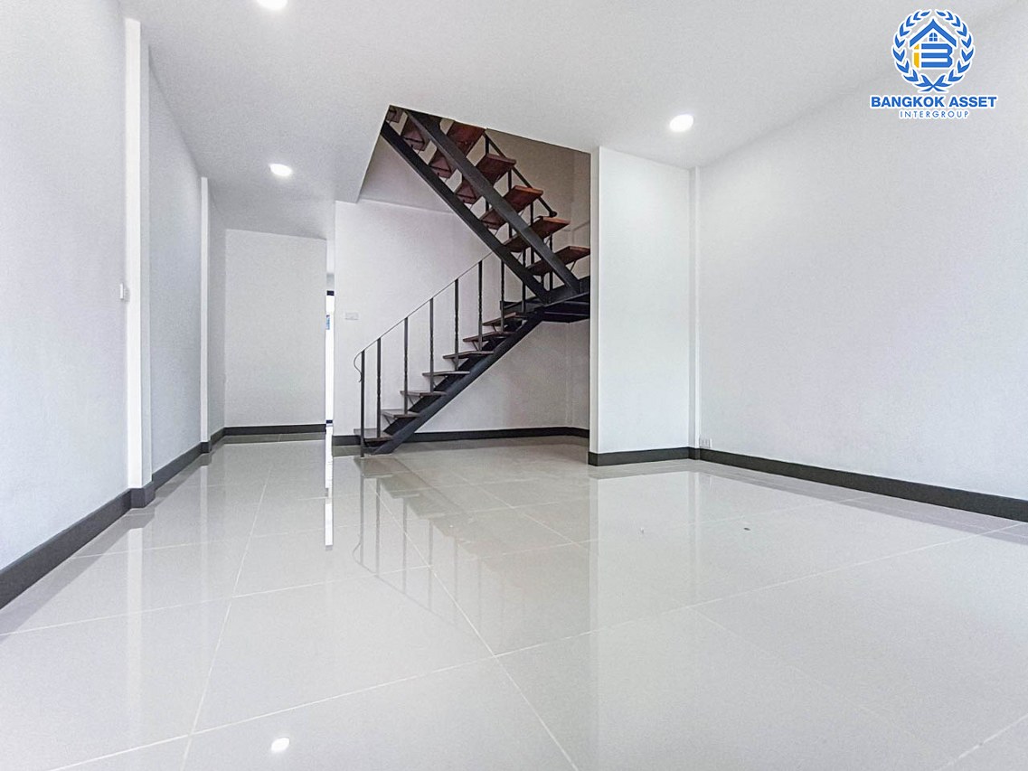 *****ทาวน์เฮ้าส์มือสองนนทบุรี หมู่บ้าน เทพประทาน ปลายบาง เนื้อที่กว้าง 20.6 ตร.ว. ฟังก์ชัน 2 ห้องนอน 2 ห้องน้ำ 2 ที่จอดรถ บ้านรีโนเวทใหม่แล้ว บนทำเลดี เชื่อมต่อถนนกาญจนาภิเษก, ถนนนครอินทร์, ถนนราชพฤกษ์ ใกล้รถไฟฟ้าสายสีม่วง "สถานีตลาดบางใหญ่" และจุดขึ้นทางด่วน "ศรีรัช"