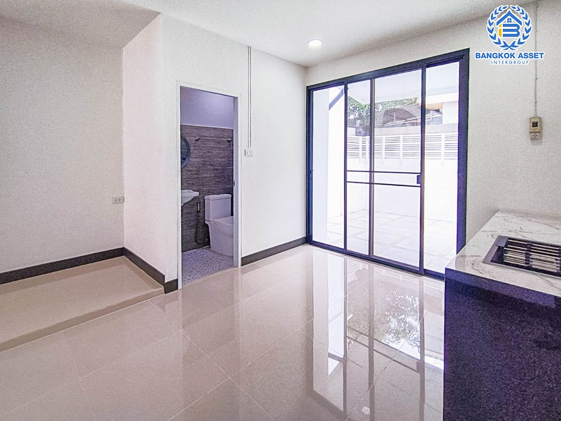 *****ทาวน์เฮ้าส์มือสองนนทบุรี หมู่บ้าน เทพประทาน ปลายบาง เนื้อที่กว้าง 20.6 ตร.ว. ฟังก์ชัน 2 ห้องนอน 2 ห้องน้ำ 2 ที่จอดรถ บ้านรีโนเวทใหม่แล้ว บนทำเลดี เชื่อมต่อถนนกาญจนาภิเษก, ถนนนครอินทร์, ถนนราชพฤกษ์ ใกล้รถไฟฟ้าสายสีม่วง "สถานีตลาดบางใหญ่" และจุดขึ้นทางด่วน "ศรีรัช"