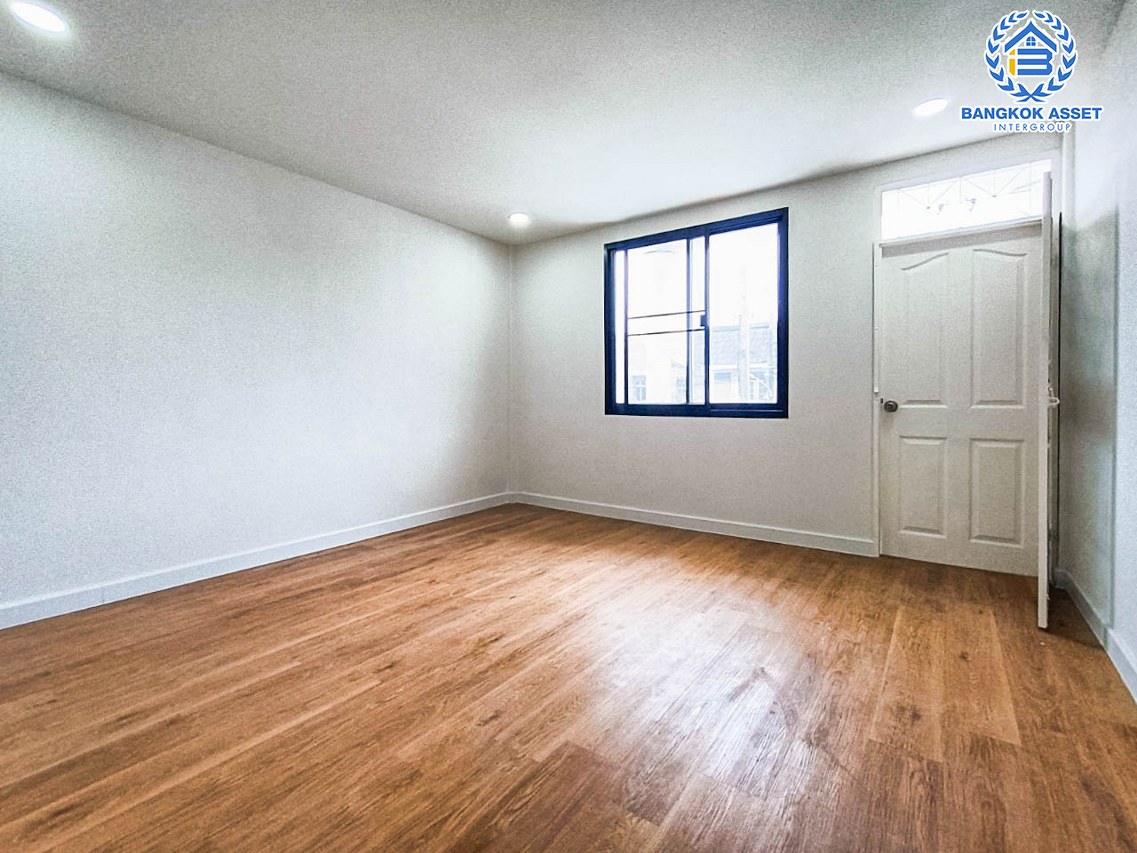 *****ทาวน์เฮ้าส์มือสองนนทบุรี หมู่บ้าน เทพประทาน ปลายบาง เนื้อที่กว้าง 20.6 ตร.ว. ฟังก์ชัน 2 ห้องนอน 2 ห้องน้ำ 2 ที่จอดรถ บ้านรีโนเวทใหม่แล้ว บนทำเลดี เชื่อมต่อถนนกาญจนาภิเษก, ถนนนครอินทร์, ถนนราชพฤกษ์ ใกล้รถไฟฟ้าสายสีม่วง "สถานีตลาดบางใหญ่" และจุดขึ้นทางด่วน "ศรีรัช"