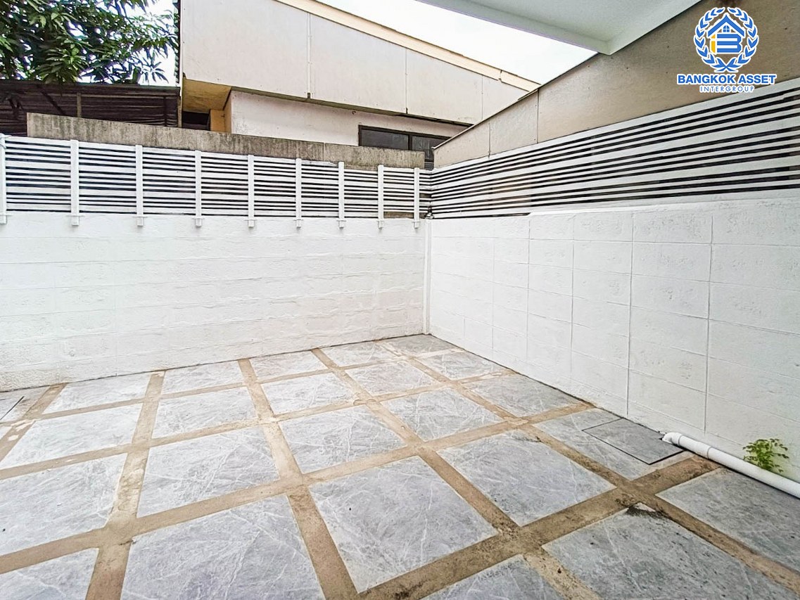 *****ทาวน์เฮ้าส์มือสองนนทบุรี หมู่บ้าน เทพประทาน ปลายบาง เนื้อที่กว้าง 20.6 ตร.ว. ฟังก์ชัน 2 ห้องนอน 2 ห้องน้ำ 2 ที่จอดรถ บ้านรีโนเวทใหม่แล้ว บนทำเลดี เชื่อมต่อถนนกาญจนาภิเษก, ถนนนครอินทร์, ถนนราชพฤกษ์ ใกล้รถไฟฟ้าสายสีม่วง "สถานีตลาดบางใหญ่" และจุดขึ้นทางด่วน "ศรีรัช"