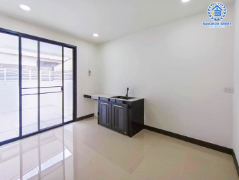 *****ทาวน์เฮ้าส์มือสองนนทบุรี หมู่บ้าน เทพประทาน ปลายบาง เนื้อที่กว้าง 20.6 ตร.ว. ฟังก์ชัน 2 ห้องนอน 2 ห้องน้ำ 2 ที่จอดรถ บ้านรีโนเวทใหม่แล้ว บนทำเลดี เชื่อมต่อถนนกาญจนาภิเษก, ถนนนครอินทร์, ถนนราชพฤกษ์ ใกล้รถไฟฟ้าสายสีม่วง "สถานีตลาดบางใหญ่" และจุดขึ้นทางด่วน "ศรีรัช"