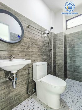 *****ทาวน์เฮ้าส์มือสองนนทบุรี หมู่บ้าน เทพประทาน ปลายบาง เนื้อที่กว้าง 20.6 ตร.ว. ฟังก์ชัน 2 ห้องนอน 2 ห้องน้ำ 2 ที่จอดรถ บ้านรีโนเวทใหม่แล้ว บนทำเลดี เชื่อมต่อถนนกาญจนาภิเษก, ถนนนครอินทร์, ถนนราชพฤกษ์ ใกล้รถไฟฟ้าสายสีม่วง "สถานีตลาดบางใหญ่" และจุดขึ้นทางด่วน "ศรีรัช"