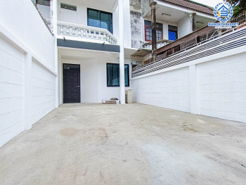 *****ทาวน์เฮ้าส์มือสองนนทบุรี หมู่บ้าน เทพประทาน ปลายบาง เนื้อที่กว้าง 20.6 ตร.ว. ฟังก์ชัน 2 ห้องนอน 2 ห้องน้ำ 2 ที่จอดรถ บ้านรีโนเวทใหม่แล้ว บนทำเลดี เชื่อมต่อถนนกาญจนาภิเษก, ถนนนครอินทร์, ถนนราชพฤกษ์ ใกล้รถไฟฟ้าสายสีม่วง "สถานีตลาดบางใหญ่" และจุดขึ้นทางด่วน "ศรีรัช"