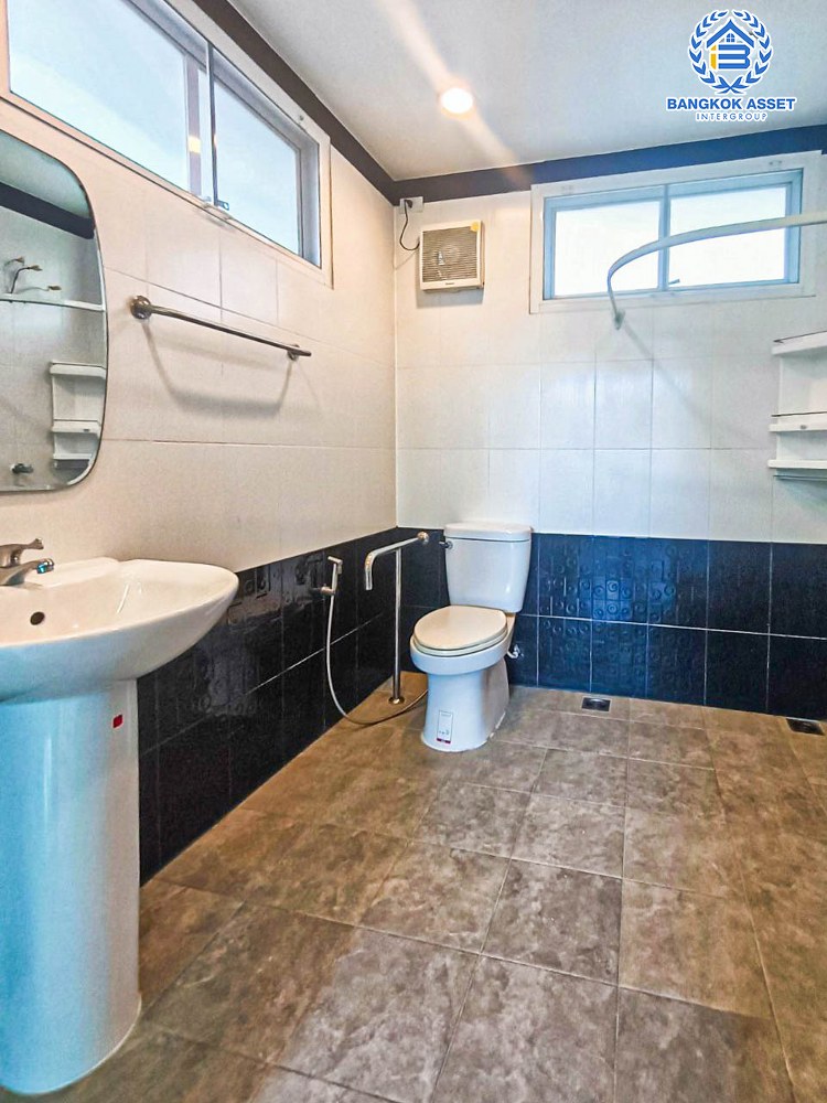 *****บ้านเดี่ยวมือสอง โครงการ บางกอก บูเลอวาร์ด ราชพฤกษ์-พระราม5 จากแบรนด์ SC ASSET เนื้อที่กว่า 56.10 ตร.ว. ฟังก์ชัน 4 ห้องนอน 4 ห้องน้ำ จอดรถได้ 2 คัน รอบบ้านกว้างขวาง ภายในสภาพดี บรรยากาศเป็นส่วนตัว บนทำเลติดถนนราชพฤกษ์ เพียง 10 ถึงรถไฟฟ้า "สถานีบางรักใหญ่" และจุดขึ้นทางด่วน "ศรีรัช"