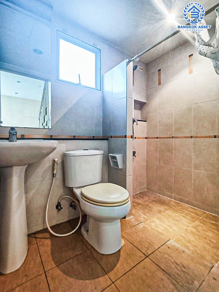 *****บ้านเดี่ยวมือสอง โครงการ บางกอก บูเลอวาร์ด ราชพฤกษ์-พระราม5 จากแบรนด์ SC ASSET เนื้อที่กว่า 56.10 ตร.ว. ฟังก์ชัน 4 ห้องนอน 4 ห้องน้ำ จอดรถได้ 2 คัน รอบบ้านกว้างขวาง ภายในสภาพดี บรรยากาศเป็นส่วนตัว บนทำเลติดถนนราชพฤกษ์ เพียง 10 ถึงรถไฟฟ้า "สถานีบางรักใหญ่" และจุดขึ้นทางด่วน "ศรีรัช"