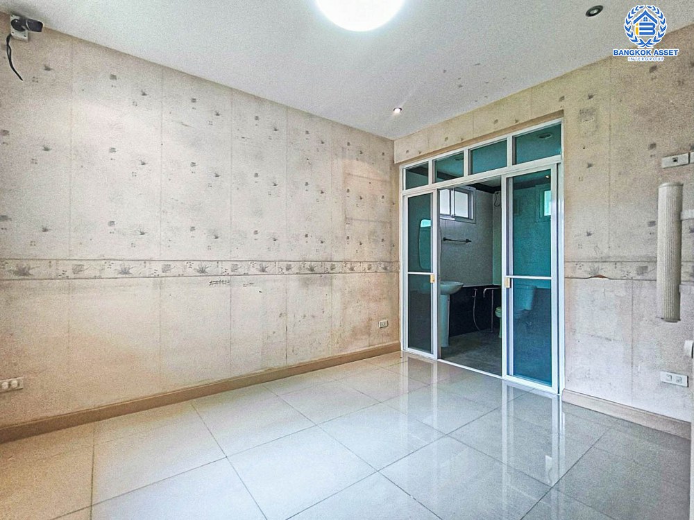 *****บ้านเดี่ยวมือสอง โครงการ บางกอก บูเลอวาร์ด ราชพฤกษ์-พระราม5 จากแบรนด์ SC ASSET เนื้อที่กว่า 56.10 ตร.ว. ฟังก์ชัน 4 ห้องนอน 4 ห้องน้ำ จอดรถได้ 2 คัน รอบบ้านกว้างขวาง ภายในสภาพดี บรรยากาศเป็นส่วนตัว บนทำเลติดถนนราชพฤกษ์ เพียง 10 ถึงรถไฟฟ้า "สถานีบางรักใหญ่" และจุดขึ้นทางด่วน "ศรีรัช"