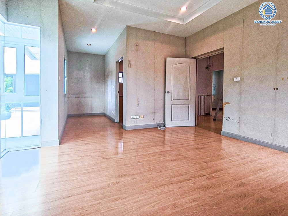 *****บ้านเดี่ยวมือสอง โครงการ บางกอก บูเลอวาร์ด ราชพฤกษ์-พระราม5 จากแบรนด์ SC ASSET เนื้อที่กว่า 56.10 ตร.ว. ฟังก์ชัน 4 ห้องนอน 4 ห้องน้ำ จอดรถได้ 2 คัน รอบบ้านกว้างขวาง ภายในสภาพดี บรรยากาศเป็นส่วนตัว บนทำเลติดถนนราชพฤกษ์ เพียง 10 ถึงรถไฟฟ้า "สถานีบางรักใหญ่" และจุดขึ้นทางด่วน "ศรีรัช"