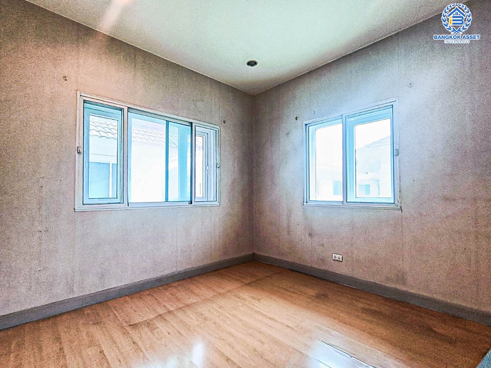 *****บ้านเดี่ยวมือสอง โครงการ บางกอก บูเลอวาร์ด ราชพฤกษ์-พระราม5 จากแบรนด์ SC ASSET เนื้อที่กว่า 56.10 ตร.ว. ฟังก์ชัน 4 ห้องนอน 4 ห้องน้ำ จอดรถได้ 2 คัน รอบบ้านกว้างขวาง ภายในสภาพดี บรรยากาศเป็นส่วนตัว บนทำเลติดถนนราชพฤกษ์ เพียง 10 ถึงรถไฟฟ้า "สถานีบางรักใหญ่" และจุดขึ้นทางด่วน "ศรีรัช"