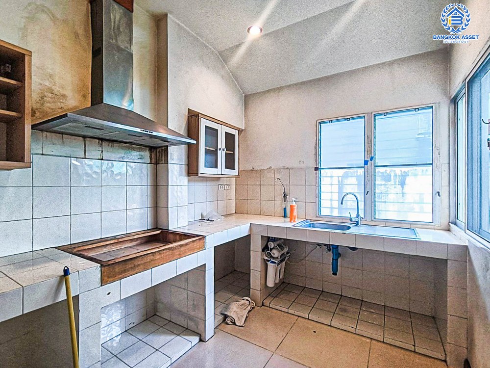 *****บ้านเดี่ยวมือสอง โครงการ บางกอก บูเลอวาร์ด ราชพฤกษ์-พระราม5 จากแบรนด์ SC ASSET เนื้อที่กว่า 56.10 ตร.ว. ฟังก์ชัน 4 ห้องนอน 4 ห้องน้ำ จอดรถได้ 2 คัน รอบบ้านกว้างขวาง ภายในสภาพดี บรรยากาศเป็นส่วนตัว บนทำเลติดถนนราชพฤกษ์ เพียง 10 ถึงรถไฟฟ้า "สถานีบางรักใหญ่" และจุดขึ้นทางด่วน "ศรีรัช"