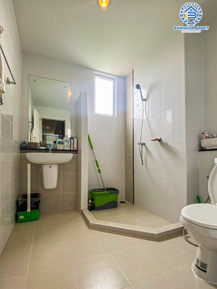 *****ทาวน์โฮม 3 ชั้น มือสอง โครงการ เดอะแพลนท์ซิตี้ แจ้งวัฒนะ-ปากเกร็ด เนื้อที่กว้าง 28.40 ตร.ว. ฟังก์ชัน 3 ห้องนอน 3 ห้องน้ำ 2 ที่จอดรถ สภาพพร้อมอยู่ แถมฟรี! เครื่องปรับอากาศ บนทำเลเดินทางสะดวก เชื่อมต่อถนนศรีสมาน ถนนแจ้งวัฒนะ ใกล้รถไฟฟ้าสายสีชมพู "สถานีเมืองทองธานี" และจุดขึ้นทางด่วน "แจ้งวัฒนะ"