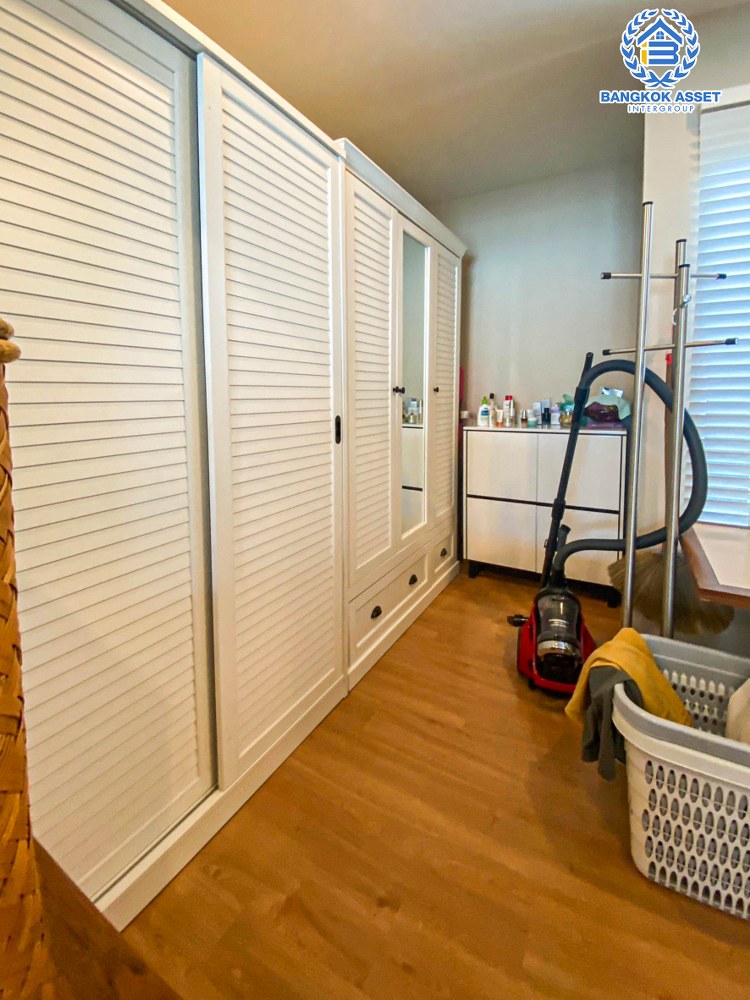 *****ทาวน์โฮม 3 ชั้น มือสอง โครงการ เดอะแพลนท์ซิตี้ แจ้งวัฒนะ-ปากเกร็ด เนื้อที่กว้าง 28.40 ตร.ว. ฟังก์ชัน 3 ห้องนอน 3 ห้องน้ำ 2 ที่จอดรถ สภาพพร้อมอยู่ แถมฟรี! เครื่องปรับอากาศ บนทำเลเดินทางสะดวก เชื่อมต่อถนนศรีสมาน ถนนแจ้งวัฒนะ ใกล้รถไฟฟ้าสายสีชมพู "สถานีเมืองทองธานี" และจุดขึ้นทางด่วน "แจ้งวัฒนะ"