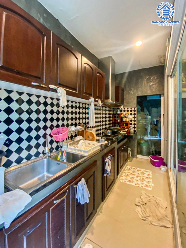 *****ทาวน์โฮม 3 ชั้น มือสอง โครงการ เดอะแพลนท์ซิตี้ แจ้งวัฒนะ-ปากเกร็ด เนื้อที่กว้าง 28.40 ตร.ว. ฟังก์ชัน 3 ห้องนอน 3 ห้องน้ำ 2 ที่จอดรถ สภาพพร้อมอยู่ แถมฟรี! เครื่องปรับอากาศ บนทำเลเดินทางสะดวก เชื่อมต่อถนนศรีสมาน ถนนแจ้งวัฒนะ ใกล้รถไฟฟ้าสายสีชมพู "สถานีเมืองทองธานี" และจุดขึ้นทางด่วน "แจ้งวัฒนะ"