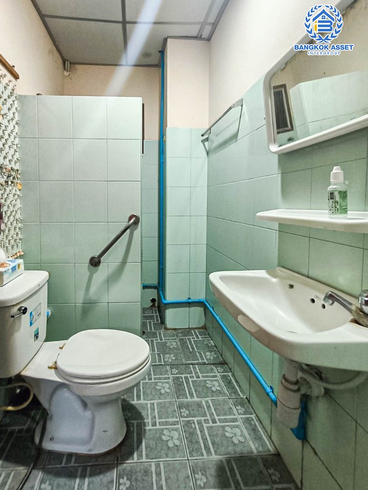 *****บ้านเดี่ยวมือสอง โครงการ เศรษฐพงษ์ กาญจนาภิเษก เนื้อที่ 50.40 ตร.ว. ฟังก์ชัน 3 ห้องนอน 3 ห้องน้ำ 2 ที่จอดรถ ภายในกว้างขวาง สภาพดีมาก บนทำเลเดินทางสะดวก เชื่อมต่อถนนกาญจนาภิเษก ถนนบ้านกล้วย-ไทรน้อย ใกล้รถไฟฟ้าสายสีม่วง "สถานีคลองบางไผ่" และจุดขึ้นทางด่วน "ศรีรัช"