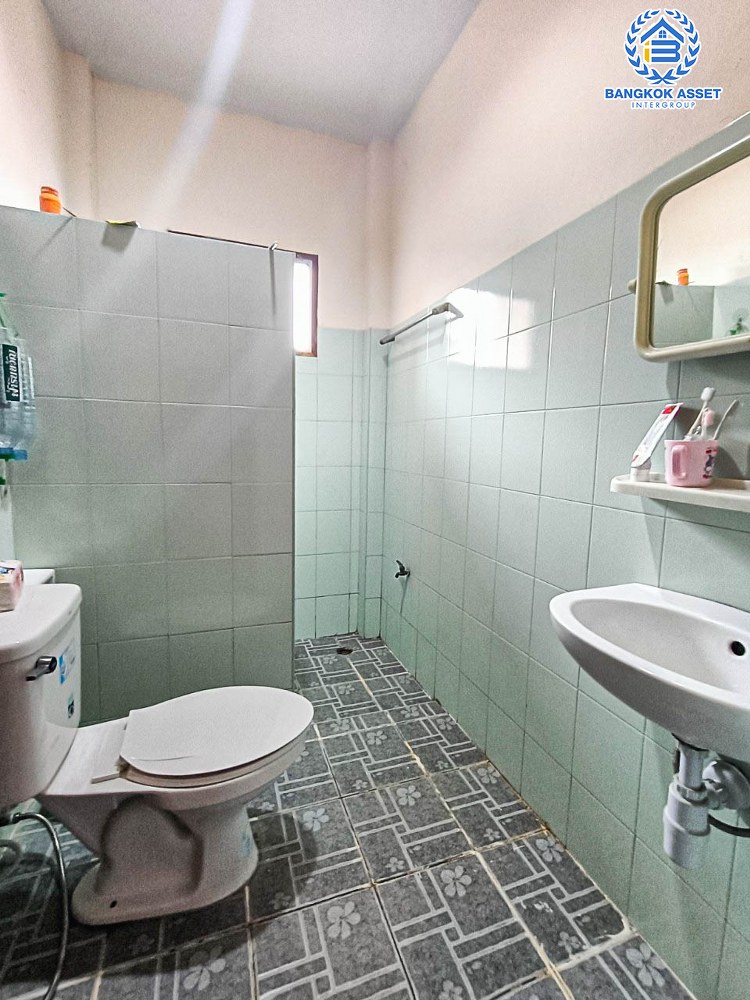 *****บ้านเดี่ยวมือสอง โครงการ เศรษฐพงษ์ กาญจนาภิเษก เนื้อที่ 50.40 ตร.ว. ฟังก์ชัน 3 ห้องนอน 3 ห้องน้ำ 2 ที่จอดรถ ภายในกว้างขวาง สภาพดีมาก บนทำเลเดินทางสะดวก เชื่อมต่อถนนกาญจนาภิเษก ถนนบ้านกล้วย-ไทรน้อย ใกล้รถไฟฟ้าสายสีม่วง "สถานีคลองบางไผ่" และจุดขึ้นทางด่วน "ศรีรัช"