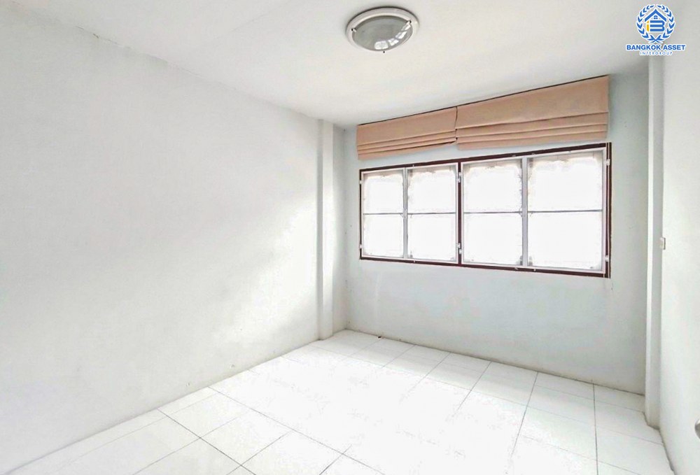 *****ทาวน์เฮ้าส์มือสอง โครงการ วรารักษ์ รามอินทรา เนื้อที่ 20 ตร.ว. ฟังก์ชัน 3 ห้องนอน 2 ห้องน้ำ ดีไซน์สวย ภายในบ้านสภาพดีเยี่ยม พร้อมเข้าอยู่ บนทำเลเดินทางสะดวกสบาย เชื่อมต่อถนนเลียบคลอง2 ถนนปัญญาอินทรา ถนนวงแหวนรอบนอก ใกล้รถไฟฟ้าสายสีชมพู "สถานีคู้บอน" และจุดขึ้นทางด่วน "ฉลองรัช"