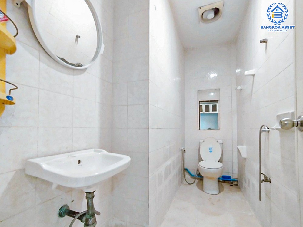 *****ทาวน์เฮ้าส์มือสอง โครงการ วรารักษ์ รามอินทรา เนื้อที่ 20 ตร.ว. ฟังก์ชัน 3 ห้องนอน 2 ห้องน้ำ ดีไซน์สวย ภายในบ้านสภาพดีเยี่ยม พร้อมเข้าอยู่ บนทำเลเดินทางสะดวกสบาย เชื่อมต่อถนนเลียบคลอง2 ถนนปัญญาอินทรา ถนนวงแหวนรอบนอก ใกล้รถไฟฟ้าสายสีชมพู "สถานีคู้บอน" และจุดขึ้นทางด่วน "ฉลองรัช"