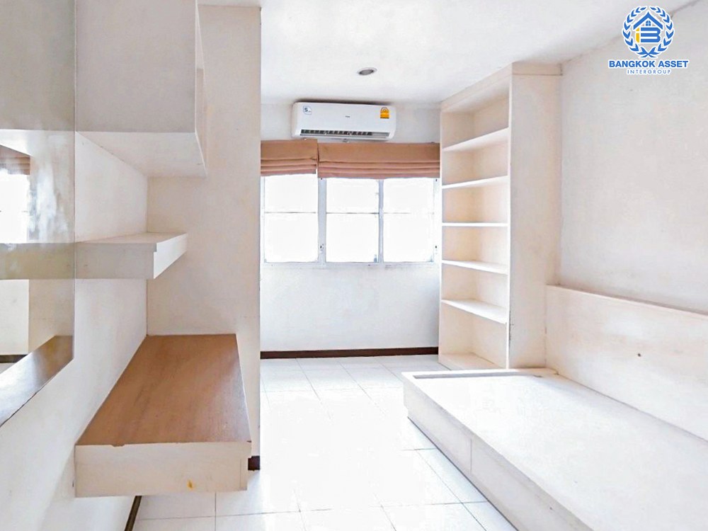 *****ทาวน์เฮ้าส์มือสอง โครงการ วรารักษ์ รามอินทรา เนื้อที่ 20 ตร.ว. ฟังก์ชัน 3 ห้องนอน 2 ห้องน้ำ ดีไซน์สวย ภายในบ้านสภาพดีเยี่ยม พร้อมเข้าอยู่ บนทำเลเดินทางสะดวกสบาย เชื่อมต่อถนนเลียบคลอง2 ถนนปัญญาอินทรา ถนนวงแหวนรอบนอก ใกล้รถไฟฟ้าสายสีชมพู "สถานีคู้บอน" และจุดขึ้นทางด่วน "ฉลองรัช"