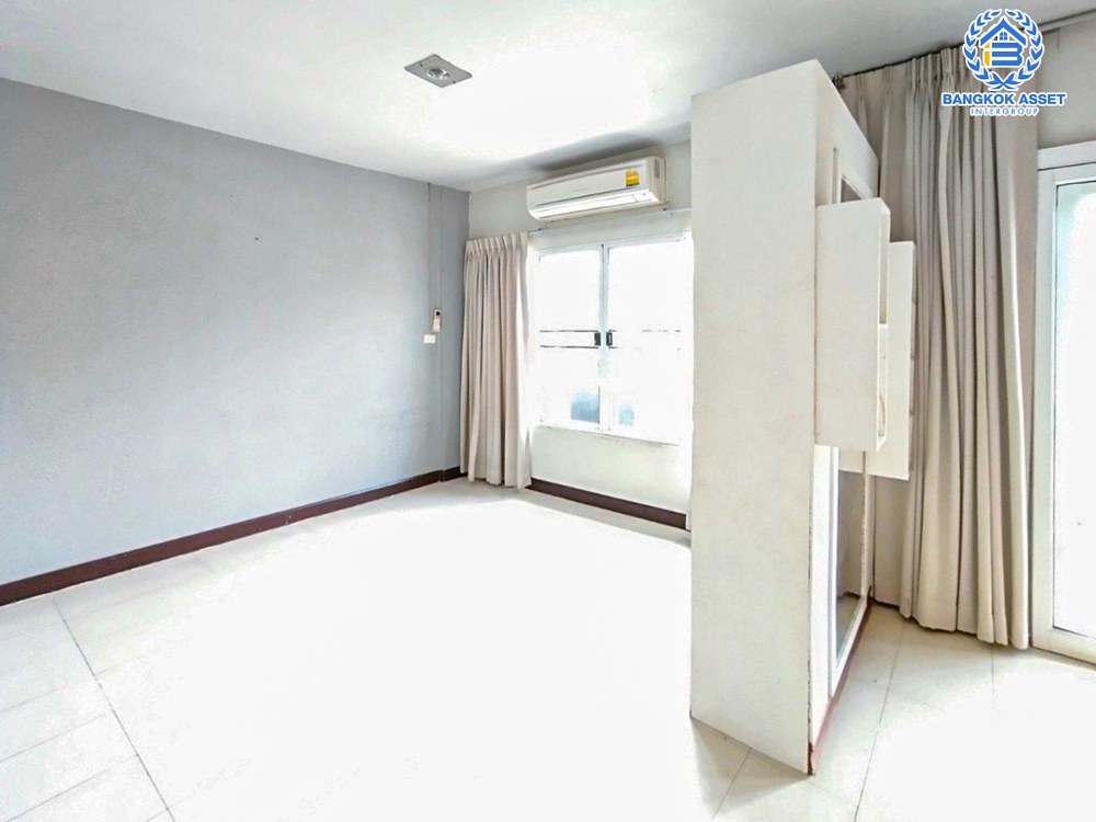 *****ทาวน์เฮ้าส์มือสอง โครงการ วรารักษ์ รามอินทรา เนื้อที่ 20 ตร.ว. ฟังก์ชัน 3 ห้องนอน 2 ห้องน้ำ ดีไซน์สวย ภายในบ้านสภาพดีเยี่ยม พร้อมเข้าอยู่ บนทำเลเดินทางสะดวกสบาย เชื่อมต่อถนนเลียบคลอง2 ถนนปัญญาอินทรา ถนนวงแหวนรอบนอก ใกล้รถไฟฟ้าสายสีชมพู "สถานีคู้บอน" และจุดขึ้นทางด่วน "ฉลองรัช"