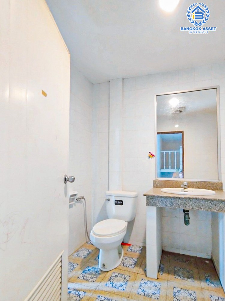 *****ทาวน์เฮ้าส์มือสอง โครงการ วรารักษ์ รามอินทรา เนื้อที่ 20 ตร.ว. ฟังก์ชัน 3 ห้องนอน 2 ห้องน้ำ ดีไซน์สวย ภายในบ้านสภาพดีเยี่ยม พร้อมเข้าอยู่ บนทำเลเดินทางสะดวกสบาย เชื่อมต่อถนนเลียบคลอง2 ถนนปัญญาอินทรา ถนนวงแหวนรอบนอก ใกล้รถไฟฟ้าสายสีชมพู "สถานีคู้บอน" และจุดขึ้นทางด่วน "ฉลองรัช"