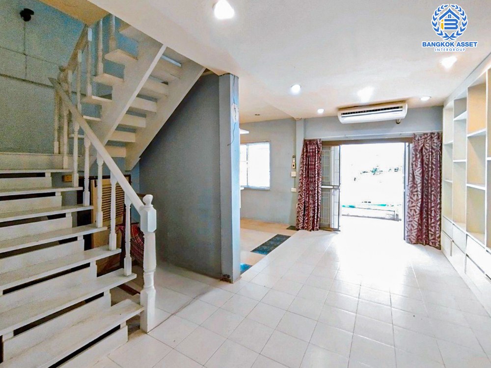 *****ทาวน์เฮ้าส์มือสอง โครงการ วรารักษ์ รามอินทรา เนื้อที่ 20 ตร.ว. ฟังก์ชัน 3 ห้องนอน 2 ห้องน้ำ ดีไซน์สวย ภายในบ้านสภาพดีเยี่ยม พร้อมเข้าอยู่ บนทำเลเดินทางสะดวกสบาย เชื่อมต่อถนนเลียบคลอง2 ถนนปัญญาอินทรา ถนนวงแหวนรอบนอก ใกล้รถไฟฟ้าสายสีชมพู "สถานีคู้บอน" และจุดขึ้นทางด่วน "ฉลองรัช"