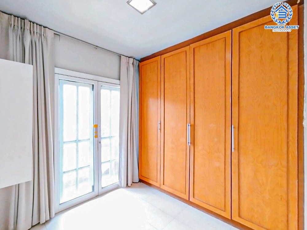 *****ทาวน์เฮ้าส์มือสอง โครงการ วรารักษ์ รามอินทรา เนื้อที่ 20 ตร.ว. ฟังก์ชัน 3 ห้องนอน 2 ห้องน้ำ ดีไซน์สวย ภายในบ้านสภาพดีเยี่ยม พร้อมเข้าอยู่ บนทำเลเดินทางสะดวกสบาย เชื่อมต่อถนนเลียบคลอง2 ถนนปัญญาอินทรา ถนนวงแหวนรอบนอก ใกล้รถไฟฟ้าสายสีชมพู "สถานีคู้บอน" และจุดขึ้นทางด่วน "ฉลองรัช"