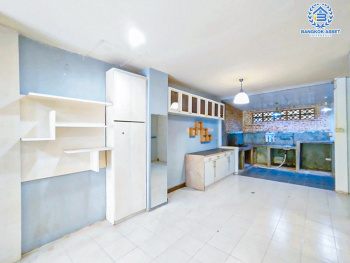 *****ทาวน์เฮ้าส์มือสอง โครงการ วรารักษ์ รามอินทรา เนื้อที่ 20 ตร.ว. ฟังก์ชัน 3 ห้องนอน 2 ห้องน้ำ ดีไซน์สวย ภายในบ้านสภาพดีเยี่ยม พร้อมเข้าอยู่ บนทำเลเดินทางสะดวกสบาย เชื่อมต่อถนนเลียบคลอง2 ถนนปัญญาอินทรา ถนนวงแหวนรอบนอก ใกล้รถไฟฟ้าสายสีชมพู "สถานีคู้บอน" และจุดขึ้นทางด่วน "ฉลองรัช"