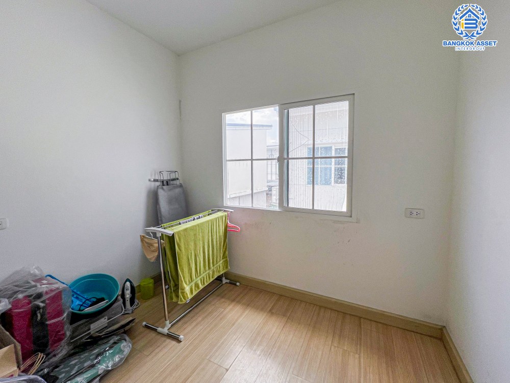 *****ทาวน์เฮ้าส์มือสอง โครงการ กัสโต้ ราชพฤกษ์-พระราม5 บนเนื้อที่ 18 ตร.ว. ฟังก์ชัน 3 ห้องนอน 2 ห้องน้ำ 2 ที่จอดรถ พื้นที่ใช้สอยกว้างขวาง พร้อมเข้าอยู่ได้เลย เชื่อมต่อถนนบางกรวย-ไทรน้อย โครงการตั้งบนทำเลเดินทางสะดวก ใกล้รถไฟฟ้าสายสีม่วง "สถานีแยกติวานนท์" และทางด่วน "ศรีรัช"