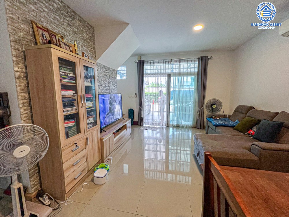 *****ทาวน์เฮ้าส์มือสอง โครงการ กัสโต้ ราชพฤกษ์-พระราม5 บนเนื้อที่ 18 ตร.ว. ฟังก์ชัน 3 ห้องนอน 2 ห้องน้ำ 2 ที่จอดรถ พื้นที่ใช้สอยกว้างขวาง พร้อมเข้าอยู่ได้เลย เชื่อมต่อถนนบางกรวย-ไทรน้อย โครงการตั้งบนทำเลเดินทางสะดวก ใกล้รถไฟฟ้าสายสีม่วง "สถานีแยกติวานนท์" และทางด่วน "ศรีรัช"