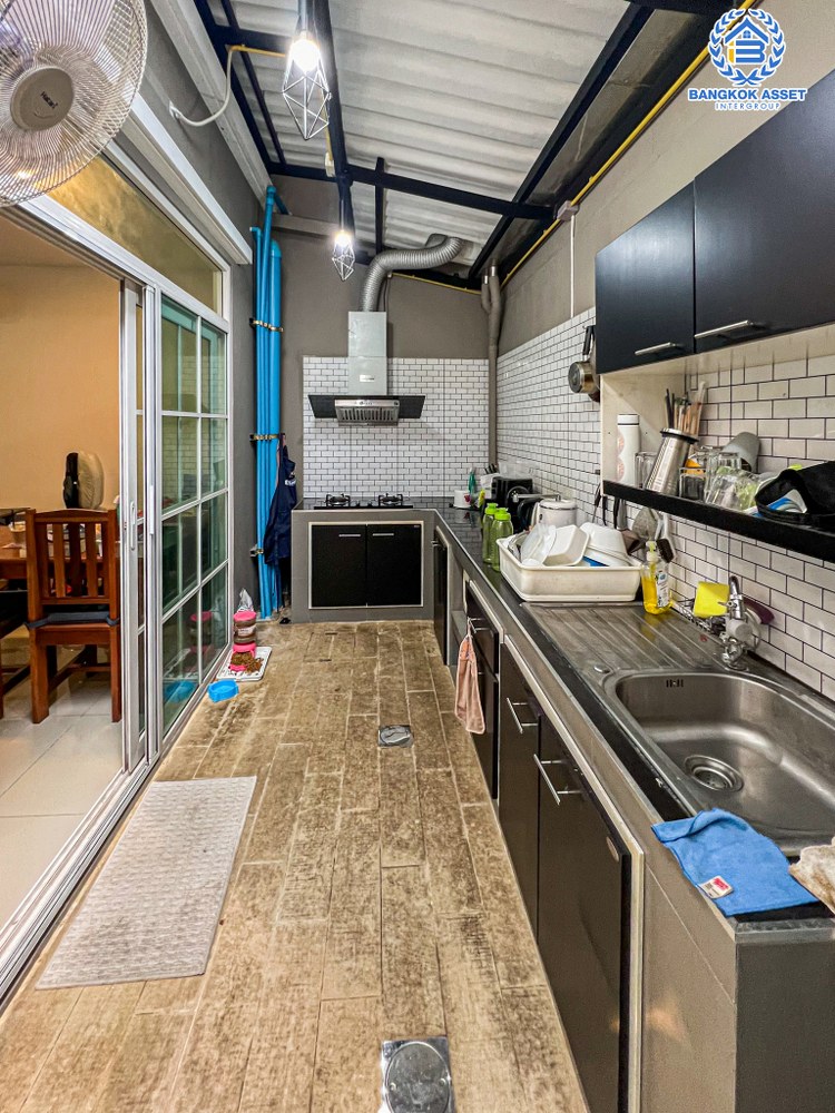 *****ทาวน์เฮ้าส์มือสอง โครงการ กัสโต้ ราชพฤกษ์-พระราม5 บนเนื้อที่ 18 ตร.ว. ฟังก์ชัน 3 ห้องนอน 2 ห้องน้ำ 2 ที่จอดรถ พื้นที่ใช้สอยกว้างขวาง พร้อมเข้าอยู่ได้เลย เชื่อมต่อถนนบางกรวย-ไทรน้อย โครงการตั้งบนทำเลเดินทางสะดวก ใกล้รถไฟฟ้าสายสีม่วง "สถานีแยกติวานนท์" และทางด่วน "ศรีรัช"