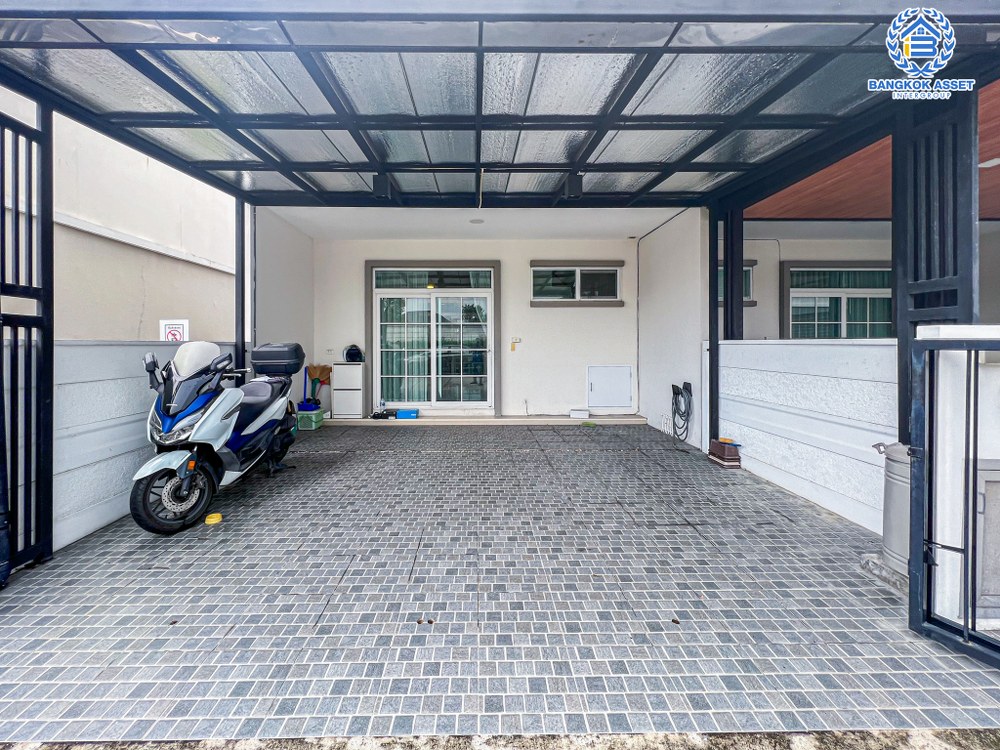 *****ทาวน์เฮ้าส์มือสอง โครงการ กัสโต้ ราชพฤกษ์-พระราม5 บนเนื้อที่ 18 ตร.ว. ฟังก์ชัน 3 ห้องนอน 2 ห้องน้ำ 2 ที่จอดรถ พื้นที่ใช้สอยกว้างขวาง พร้อมเข้าอยู่ได้เลย เชื่อมต่อถนนบางกรวย-ไทรน้อย โครงการตั้งบนทำเลเดินทางสะดวก ใกล้รถไฟฟ้าสายสีม่วง "สถานีแยกติวานนท์" และทางด่วน "ศรีรัช"