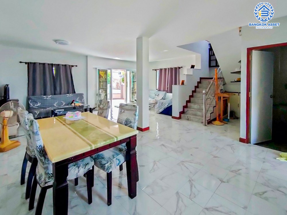 *****บ้านเดี่ยวมือสอง โครงการ เฟื่องสุข3 346 บนเนื้อที่ 73.70 ตร.ว. ฟังก์ชัน 4 ห้องนอน 3 ห้องน้ำ 2 ที่จอดรถ บ้านพื้นที่หลังบ้านกว้าง ต่อเติมครบพร้อมเข้าอยู่ได้เลย ตั้งบนทำเลเดินทางสะดวก เชื่อมต่อถนนกาญจนาภิเษก ถนนรัตนาธิเบศร์ ถนนราชพฤกษ์ ใกล้รถไฟฟ้าสายสีม่วง "สถานีคลองบางไผ่" และทางด่วน "ศรีรัช"