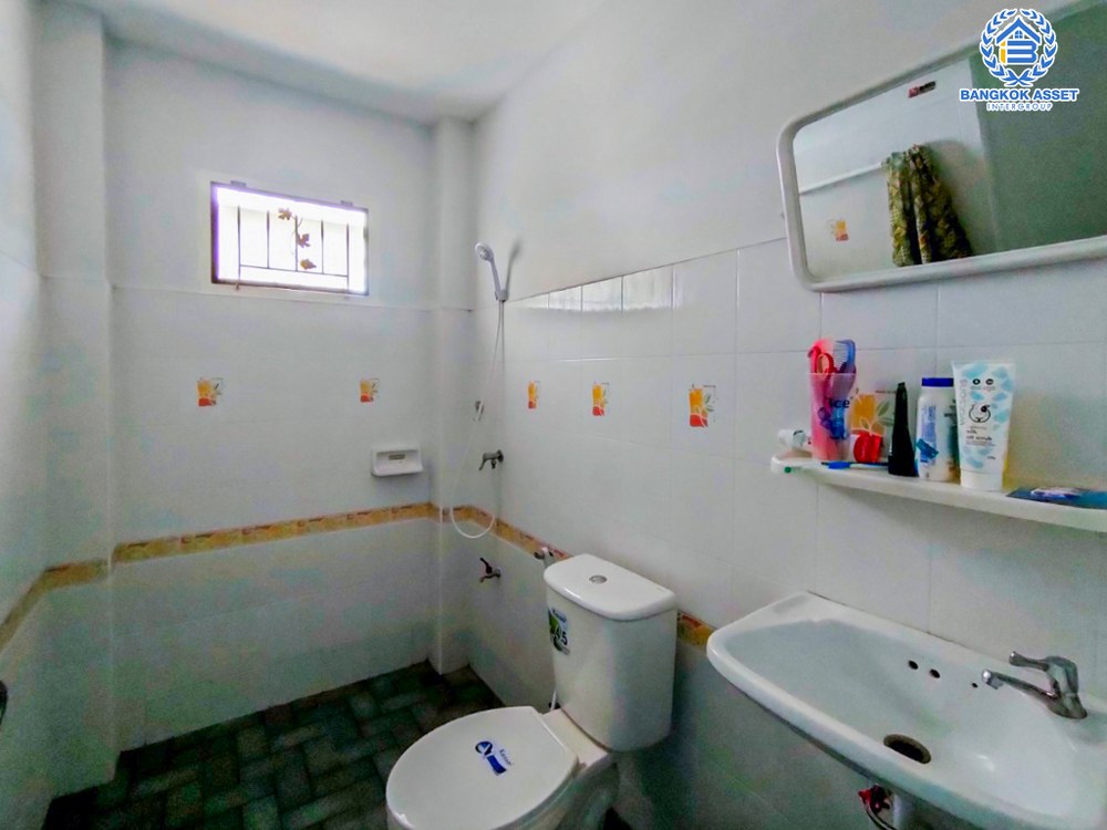 *****บ้านเดี่ยวมือสอง โครงการ เฟื่องสุข3 346 บนเนื้อที่ 73.70 ตร.ว. ฟังก์ชัน 4 ห้องนอน 3 ห้องน้ำ 2 ที่จอดรถ บ้านพื้นที่หลังบ้านกว้าง ต่อเติมครบพร้อมเข้าอยู่ได้เลย ตั้งบนทำเลเดินทางสะดวก เชื่อมต่อถนนกาญจนาภิเษก ถนนรัตนาธิเบศร์ ถนนราชพฤกษ์ ใกล้รถไฟฟ้าสายสีม่วง "สถานีคลองบางไผ่" และทางด่วน "ศรีรัช"