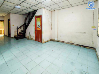 *****ทาวน์โฮม 3 ชั้นมือสอง โครงการ พงษ์ศิริชัย4 เพชรเกษม เนื้อที่กว้าง 17 ตร.ว. ฟังก์ชัน 5 ห้องนอน 4 ห้องน้ำ 1 ที่จอดรถ ทำเลกลางใจชุมชนค้าขายได้ มีสิ่งอำนวยความสะดวกครบ สามารถเดินทางได้หลายเส้นทาง เชื่อมต่อถนนเพชรเกษม ถนนบางบอน5 ถนนพุทธสาคร ใกล้เดอะมอลบางแค