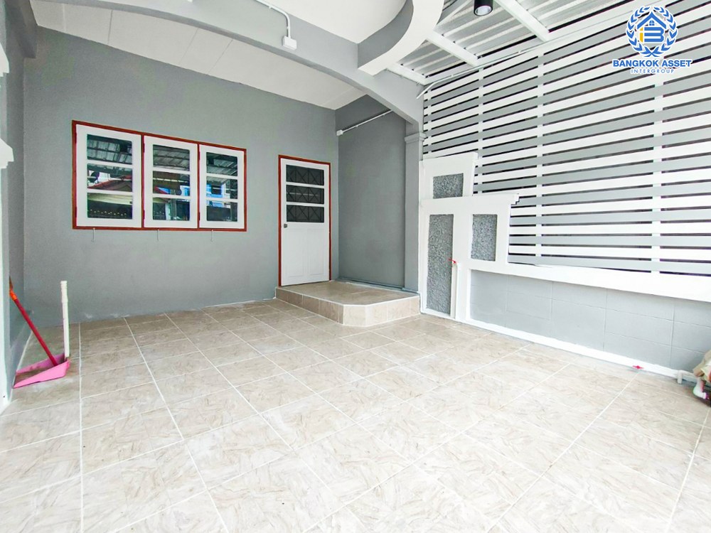 *****ทาวน์เฮ้าส์มือสอง โครงการ พงษ์ศิริชัย4 เพชรเกษม เนื้อที่กว้าง 16 ตร.ว. ฟังก์ชัน 3 ห้องนอน 2 ห้องน้ำ 1 ที่จอดรถ ทำเลกลางใจชุมชนค้าขายได้ มีสิ่งอำนวยความสะดวกครบ สามารถเดินทางได้หลายเส้นทาง เชื่อมต่อถนนเพชรเกษม ถนนบางบอน5 ถนนพุทธสาคร ใกล้เดอะมอลบางแค