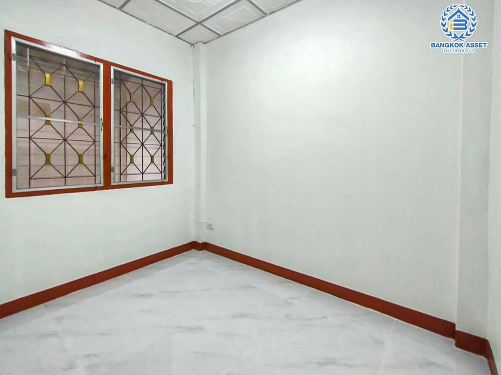 *****ทาวน์เฮ้าส์มือสอง โครงการ พงษ์ศิริชัย4 เพชรเกษม เนื้อที่กว้าง 16 ตร.ว. ฟังก์ชัน 3 ห้องนอน 2 ห้องน้ำ 1 ที่จอดรถ ทำเลกลางใจชุมชนสามารถค้าขายได้ มีสิ่งอำนวยความสะดวกครบ การเดินทางเชื่อมต่อได้หลากหลาย เช่น ถนนเพชรเกษม ถนนบางบอน5 ถนนพุทธสาคร ใกล้เดอะมอลบางแค