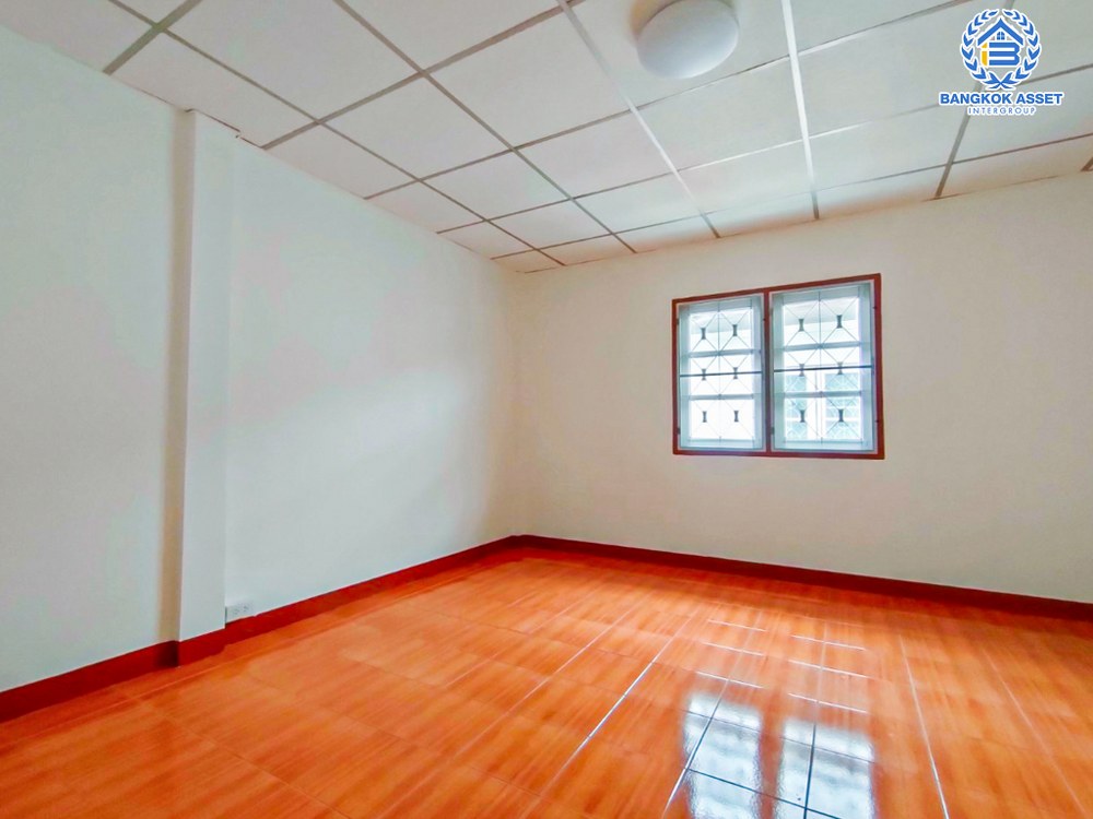 *****ทาวน์เฮ้าส์มือสอง โครงการ พงษ์ศิริชัย4 เพชรเกษม เนื้อที่กว้าง 16 ตร.ว. ฟังก์ชัน 3 ห้องนอน 2 ห้องน้ำ 1 ที่จอดรถ ทำเลกลางใจชุมชนสามารถค้าขายได้ มีสิ่งอำนวยความสะดวกครบ การเดินทางเชื่อมต่อได้หลากหลาย เช่น ถนนเพชรเกษม ถนนบางบอน5 ถนนพุทธสาคร ใกล้เดอะมอลบางแค