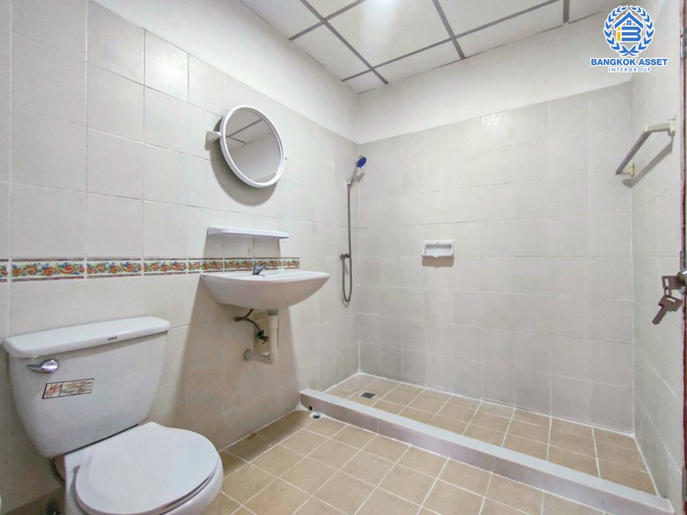 *****ทาวน์เฮ้าส์มือสอง โครงการ พงษ์ศิริชัย4 เพชรเกษม เนื้อที่กว้าง 16 ตร.ว. ฟังก์ชัน 3 ห้องนอน 2 ห้องน้ำ 1 ที่จอดรถ ทำเลกลางใจชุมชนสามารถค้าขายได้ มีสิ่งอำนวยความสะดวกครบ การเดินทางเชื่อมต่อได้หลากหลาย เช่น ถนนเพชรเกษม ถนนบางบอน5 ถนนพุทธสาคร ใกล้เดอะมอลบางแค