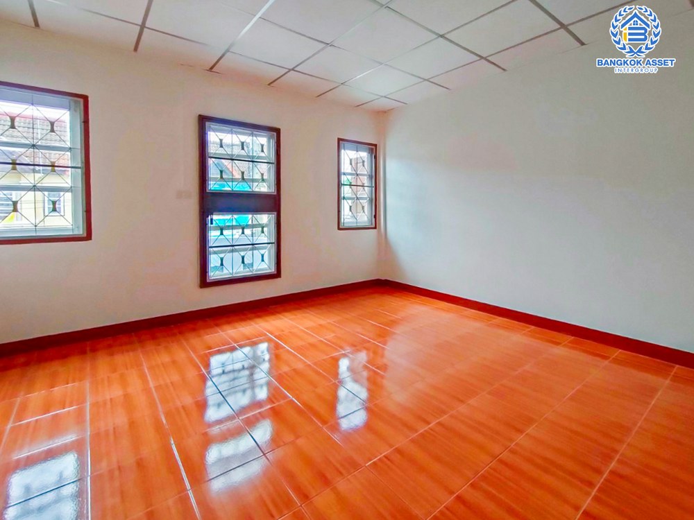 *****ทาวน์เฮ้าส์มือสอง โครงการ พงษ์ศิริชัย4 เพชรเกษม เนื้อที่กว้าง 16 ตร.ว. ฟังก์ชัน 3 ห้องนอน 2 ห้องน้ำ 1 ที่จอดรถ ทำเลกลางใจชุมชนสามารถค้าขายได้ มีสิ่งอำนวยความสะดวกครบ การเดินทางเชื่อมต่อได้หลากหลาย เช่น ถนนเพชรเกษม ถนนบางบอน5 ถนนพุทธสาคร ใกล้เดอะมอลบางแค