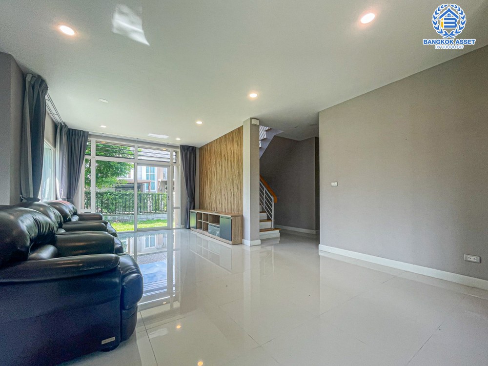 *****บ้านเดี่ยวมือสอง โครงการ เดอะซิตี้ ปิ่นเกล้า-สาย4 หลังมุม เนื้อที่กว้าง 101.70 ตร.ว. ฟังก์ชัน 4 ห้องนอน 3 ห้องน้ำ 2 ที่จอดรถ บ้านสภาพดีเยี่ยม รอบบ้านกว้างขวาง โครงการตั้งบนทำเลดี เชื่อมต่อถนนพุทธมลฑลสาย4 ถนนบรมราชชนนี ถนนอุทยาน ใกล้รถไฟฟ้าสายสีน้ำเงิน "สถานีหลักสอง" และเซ็นทรัล ศาลายา