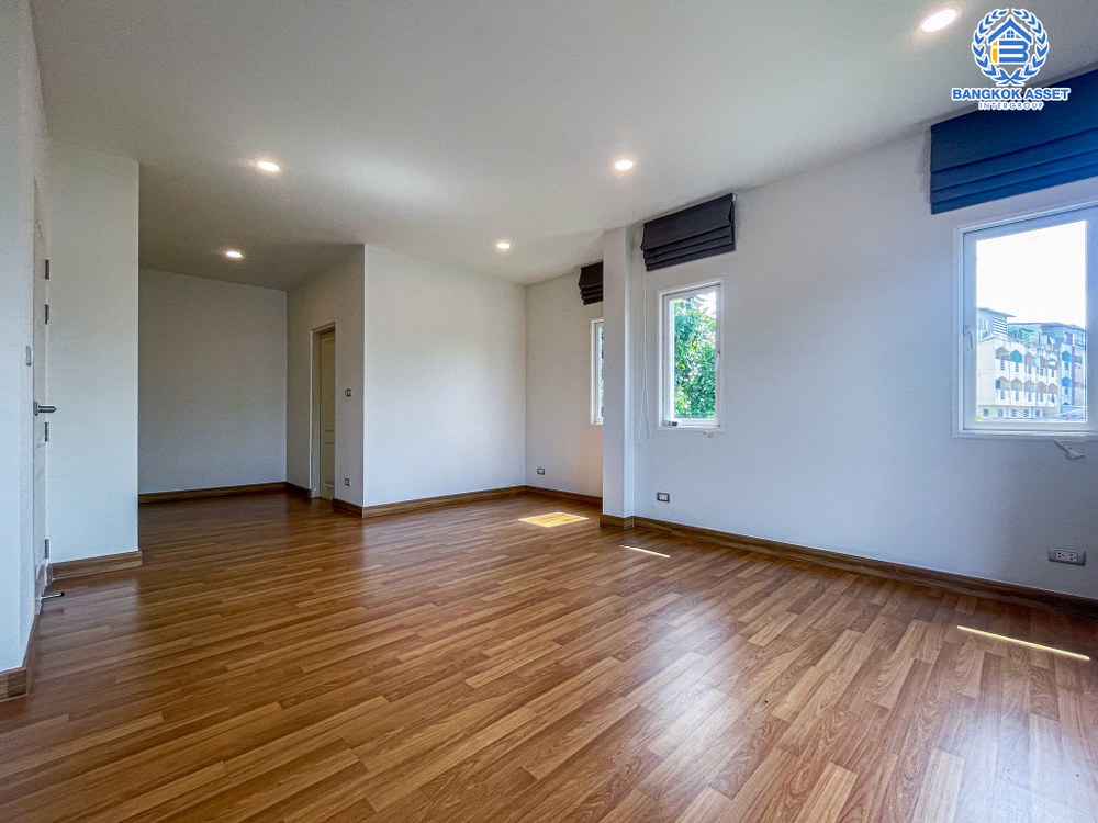 *****บ้านเดี่ยวมือสอง โครงการ เดอะซิตี้ ปิ่นเกล้า-สาย4 หลังมุม เนื้อที่กว้าง 101.70 ตร.ว. ฟังก์ชัน 4 ห้องนอน 3 ห้องน้ำ 2 ที่จอดรถ บ้านสภาพดีเยี่ยม รอบบ้านกว้างขวาง โครงการตั้งบนทำเลดี เชื่อมต่อถนนพุทธมลฑลสาย4 ถนนบรมราชชนนี ถนนอุทยาน ใกล้รถไฟฟ้าสายสีน้ำเงิน "สถานีหลักสอง" และเซ็นทรัล ศาลายา