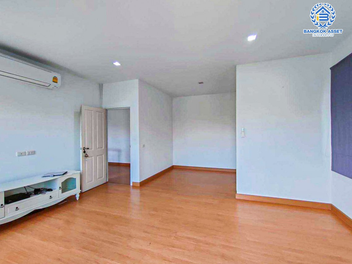 *****บ้านเดี่ยวมือสองกรุงเทพมหานคร โครงการ โกลเด้น วิลเลจ อ่อนนุช-พัฒนาการ เนื้อที่กว้าง 54 ตร.ว. ฟังก์ชัน 4 ห้องนอน 3 ห้องน้ำ 2 ที่จอดรถ บ้านสภาพสวย พร้อมเข้าอยู่ บนทำเลเดินทางสะดวก ใกล้รถไฟฟ้าสาย Airport link "สถานีบ้านทับช้าง" และจุดขึ้นมอเตอร์เวย์ "พระราม 9"