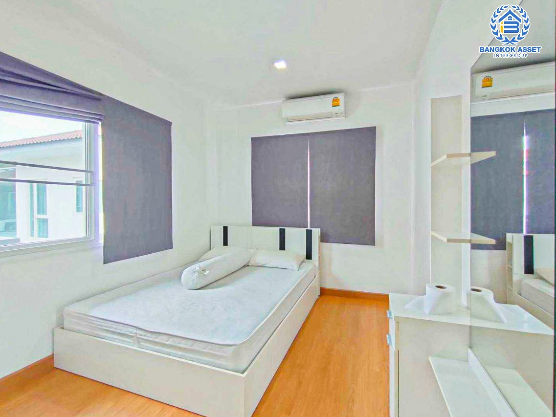 *****บ้านเดี่ยวมือสองกรุงเทพมหานคร โครงการ โกลเด้น วิลเลจ อ่อนนุช-พัฒนาการ เนื้อที่กว้าง 54 ตร.ว. ฟังก์ชัน 4 ห้องนอน 3 ห้องน้ำ 2 ที่จอดรถ บ้านสภาพสวย พร้อมเข้าอยู่ บนทำเลเดินทางสะดวก ใกล้รถไฟฟ้าสาย Airport link "สถานีบ้านทับช้าง" และจุดขึ้นมอเตอร์เวย์ "พระราม 9"