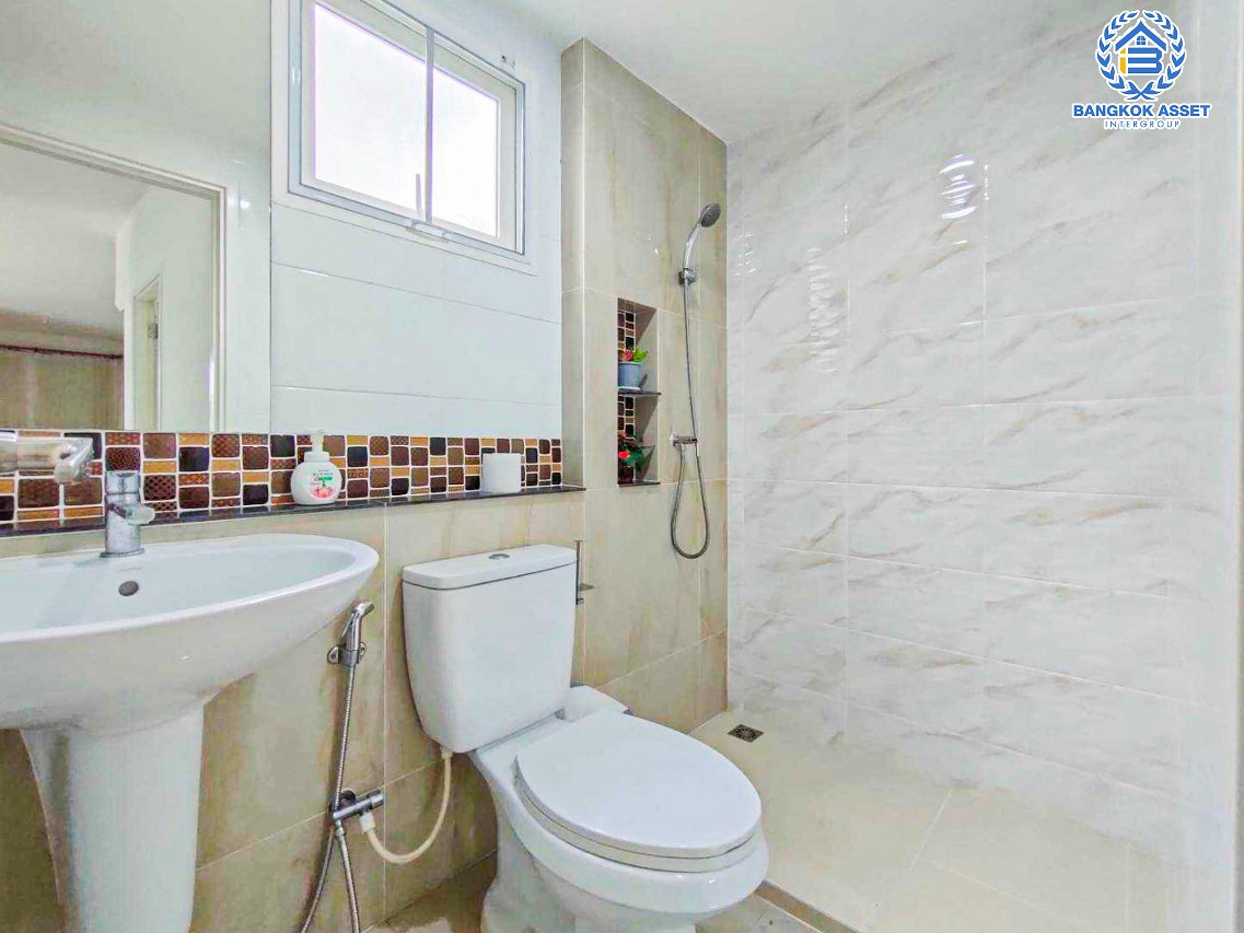 *****บ้านเดี่ยวมือสองกรุงเทพมหานคร โครงการ โกลเด้น วิลเลจ อ่อนนุช-พัฒนาการ เนื้อที่กว้าง 54 ตร.ว. ฟังก์ชัน 4 ห้องนอน 3 ห้องน้ำ 2 ที่จอดรถ บ้านสภาพสวย พร้อมเข้าอยู่ บนทำเลเดินทางสะดวก ใกล้รถไฟฟ้าสาย Airport link "สถานีบ้านทับช้าง" และจุดขึ้นมอเตอร์เวย์ "พระราม 9"