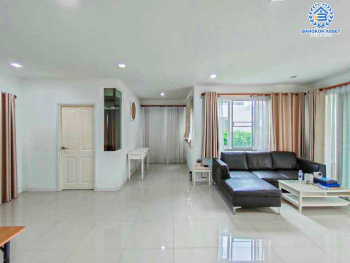 *****บ้านเดี่ยวมือสองกรุงเทพมหานคร โครงการ โกลเด้น วิลเลจ อ่อนนุช-พัฒนาการ เนื้อที่กว้าง 54 ตร.ว. ฟังก์ชัน 4 ห้องนอน 3 ห้องน้ำ 2 ที่จอดรถ บ้านสภาพสวย พร้อมเข้าอยู่ บนทำเลเดินทางสะดวก ใกล้รถไฟฟ้าสาย Airport link "สถานีบ้านทับช้าง" และจุดขึ้นมอเตอร์เวย์ "พระราม 9"