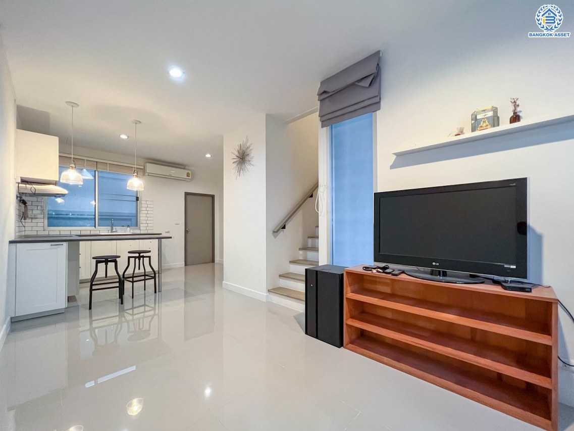 *****ทาวน์เฮ้าส์มือสองกรุงเทพมหานคร โครงการ สัมมากร อเวนิว รามอินทรา-วงแหวน เนื้อที่เกือบ 18 ตร.ว. ฟังก์ชัน 2 ห้องนอน 2 ห้องน้ำ 1 ที่จอดรถ บ้านตกแต่งใหม่พร้อมอยู่ บนทำเลแห่งการเดินทาง ติดถนนเลียบมอเตอร์เวย์ เชื่อมต่อถนนคู้บอน, ถนนรามอินทรา ใกล้คู่ขนานมอเตอร์เวย์ และจุดขึ้นทางด่วน "จตุโชติ"