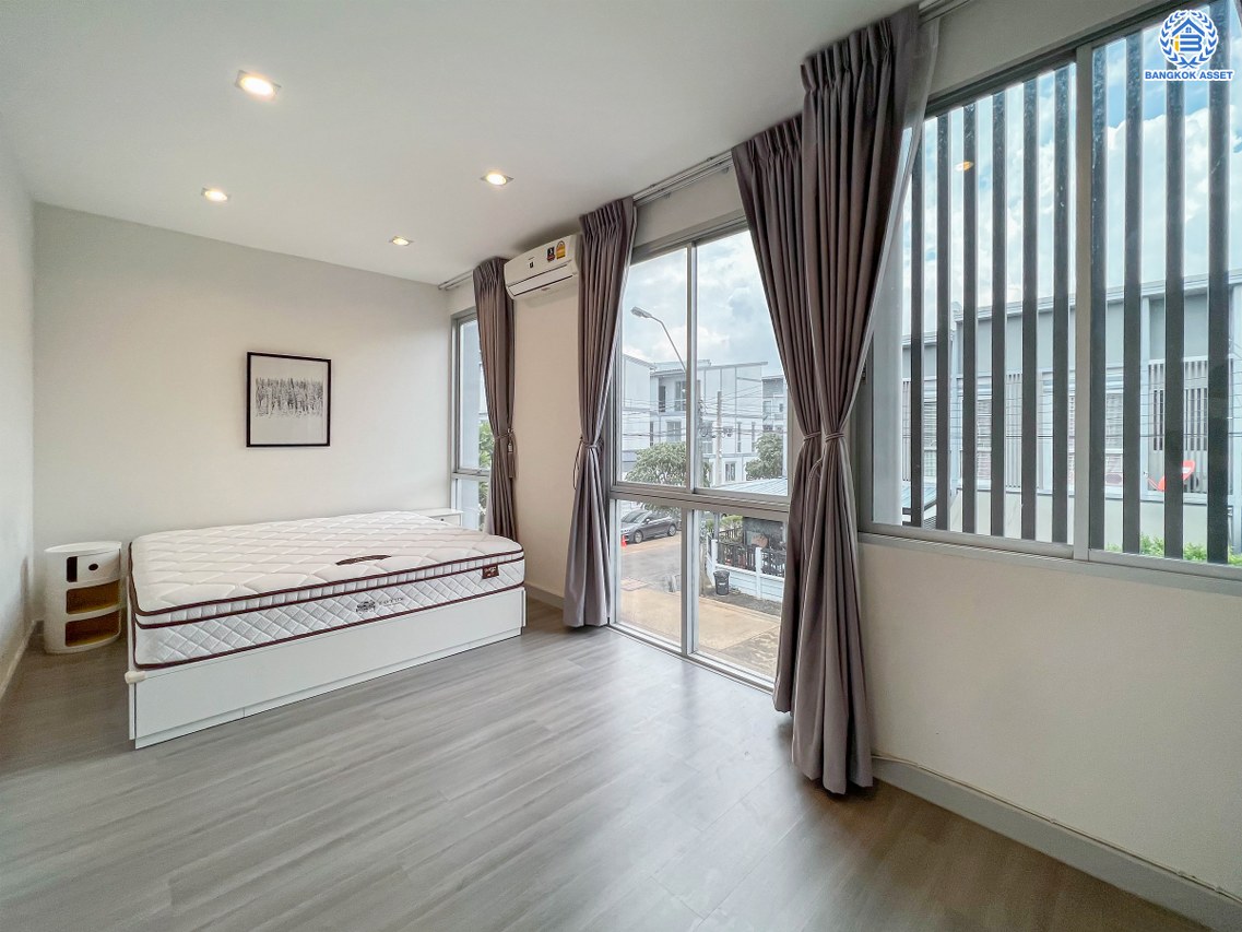 *****ทาวน์เฮ้าส์มือสองกรุงเทพมหานคร โครงการ สัมมากร อเวนิว รามอินทรา-วงแหวน เนื้อที่เกือบ 18 ตร.ว. ฟังก์ชัน 2 ห้องนอน 2 ห้องน้ำ 1 ที่จอดรถ บ้านตกแต่งใหม่พร้อมอยู่ บนทำเลแห่งการเดินทาง ติดถนนเลียบมอเตอร์เวย์ เชื่อมต่อถนนคู้บอน, ถนนรามอินทรา ใกล้คู่ขนานมอเตอร์เวย์ และจุดขึ้นทางด่วน "จตุโชติ"