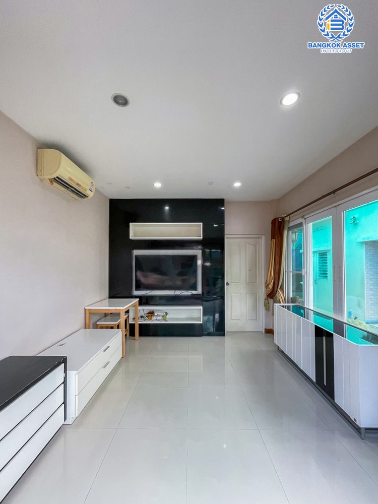 *****บ้านเดี่ยวมือสอง โครงการ ลัดดารมย์ อิลิแกนซ์ พระราม5-2 หลังมุม เนื้อที่กว้าง 131.80 ตร.ว. ฟังก์ชัน 5 ห้องนอน 4 ห้องน้ำ 4 ที่จอดรถ บ้านสภาพดีเยี่ยม พร้อมเข้าอยู่ บนทำเลดีเดินทางเข้า-ออกในเมืองสะดวก เชื่อมต่อถนนนครอินทร์ ถนนราชพฤกษ์ ถนนกาญจนาภิเษก ใกล้รถไฟฟ้าสายสีม่วง "สถานีไทรม้า"