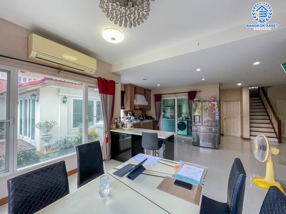 *****บ้านเดี่ยวมือสอง โครงการ ลัดดารมย์ อิลิแกนซ์ พระราม5-2 หลังมุม เนื้อที่กว้าง 131.80 ตร.ว. ฟังก์ชัน 5 ห้องนอน 4 ห้องน้ำ 4 ที่จอดรถ บ้านสภาพดีเยี่ยม พร้อมเข้าอยู่ บนทำเลดีเดินทางเข้า-ออกในเมืองสะดวก เชื่อมต่อถนนนครอินทร์ ถนนราชพฤกษ์ ถนนกาญจนาภิเษก ใกล้รถไฟฟ้าสายสีม่วง "สถานีไทรม้า"