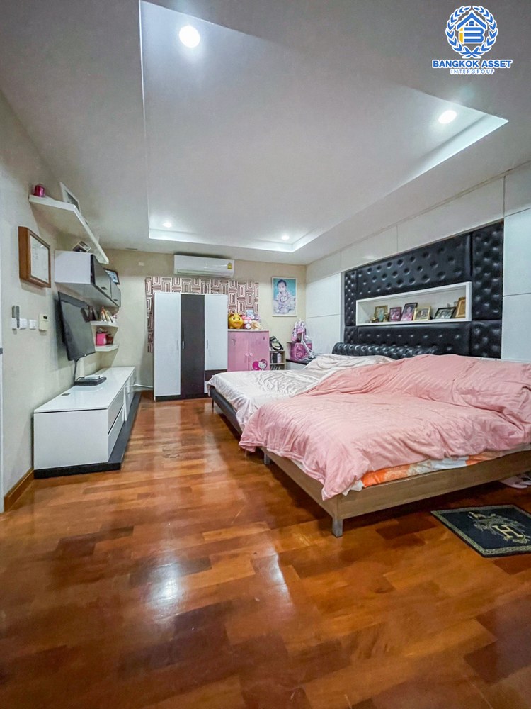 *****บ้านเดี่ยวมือสอง โครงการ ลัดดารมย์ อิลิแกนซ์ พระราม5-2 หลังมุม เนื้อที่กว้าง 131.80 ตร.ว. ฟังก์ชัน 5 ห้องนอน 4 ห้องน้ำ 4 ที่จอดรถ บ้านสภาพดีเยี่ยม พร้อมเข้าอยู่ บนทำเลดีเดินทางเข้า-ออกในเมืองสะดวก เชื่อมต่อถนนนครอินทร์ ถนนราชพฤกษ์ ถนนกาญจนาภิเษก ใกล้รถไฟฟ้าสายสีม่วง "สถานีไทรม้า"