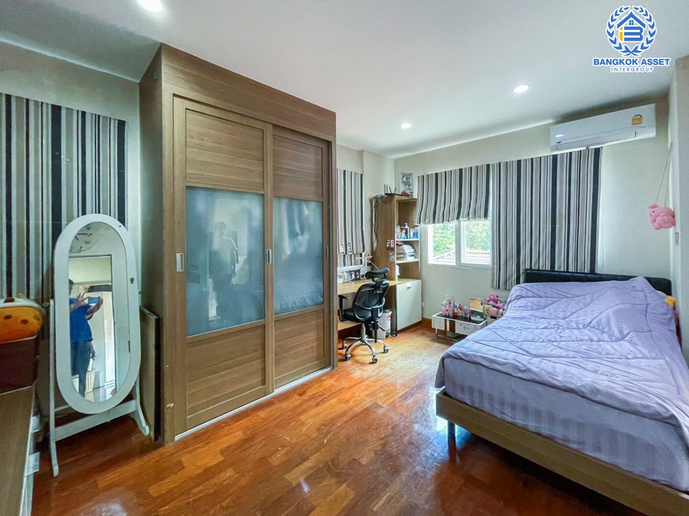 *****บ้านเดี่ยวมือสอง โครงการ ลัดดารมย์ อิลิแกนซ์ พระราม5-2 หลังมุม เนื้อที่กว้าง 131.80 ตร.ว. ฟังก์ชัน 5 ห้องนอน 4 ห้องน้ำ 4 ที่จอดรถ บ้านสภาพดีเยี่ยม พร้อมเข้าอยู่ บนทำเลดีเดินทางเข้า-ออกในเมืองสะดวก เชื่อมต่อถนนนครอินทร์ ถนนราชพฤกษ์ ถนนกาญจนาภิเษก ใกล้รถไฟฟ้าสายสีม่วง "สถานีไทรม้า"